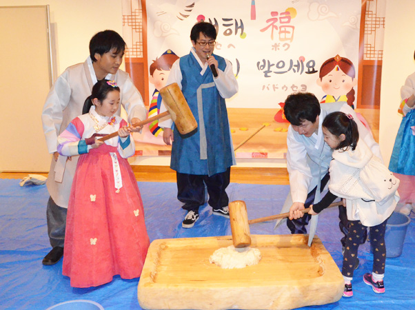 子どもたちも韓国のお餅つきを楽しみました。