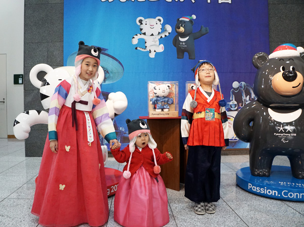 韓国の伝統衣装・韓服姿で入場されたお子さんには平昌オリンピックの帽子をプレゼント