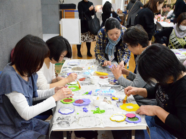 韓紙工芸作り体験の様子