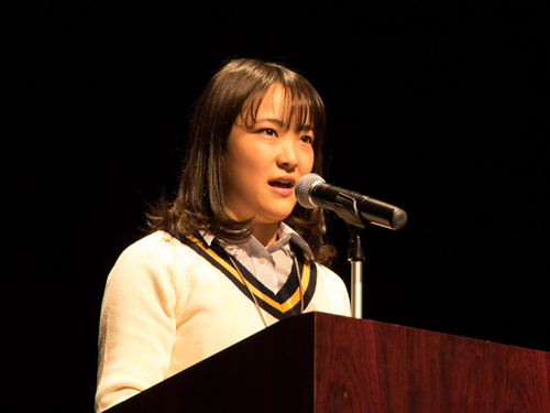 일본어 에세이 부문 발표 - 최우수상을 받은 스도 학생