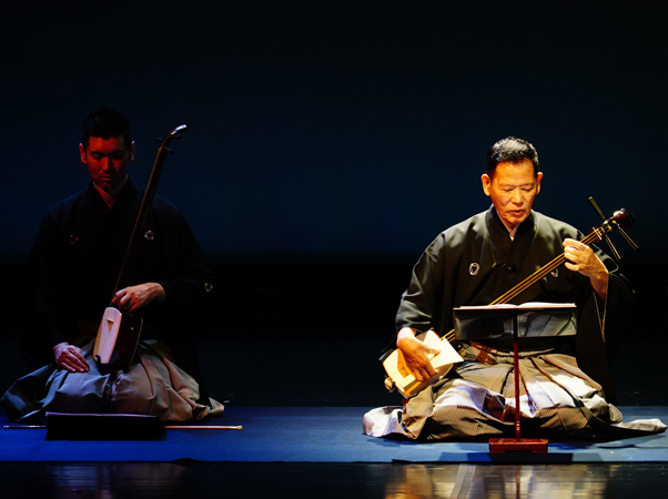구마모토현에 전해져 오는 자장가「아소노소라부시」를 연주