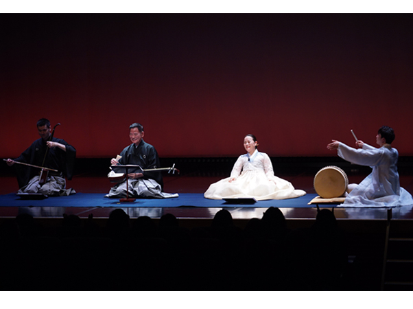 韓国と日本の4人のベテランアーティストによる舞台