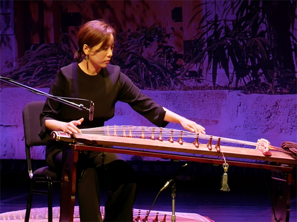 カヤグムを演奏している尹茶暎さん