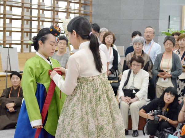 オープニングセレモニー：韓国の伝統の成人式と踊りを披露