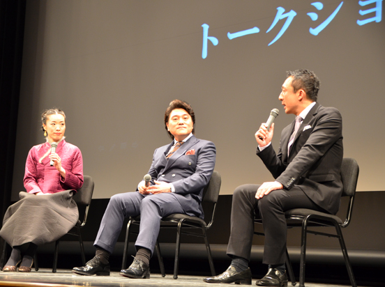 声楽家のベー・チェチョルさん（中）と音楽プロデューサーの輪嶋東太郎さん（右）