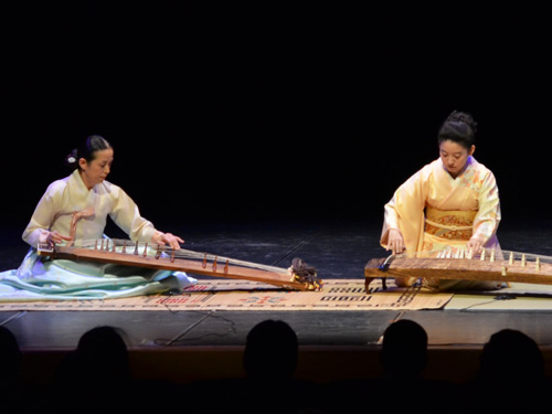 琴の安藤珠希さんとカヤグムの張理香さんによる「アリランメドレー（京畿民謡）」のコラボ演奏