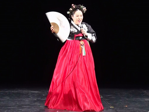 金貞姫さんによる韓国民謡ー西道民謡中夢金浦打令、開城難逢歌を披露する場面