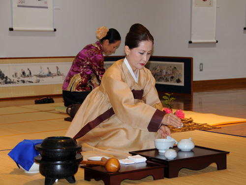 韓国のお茶を実演する李瑛子先生
