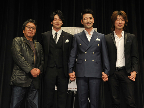 高橋伴明監督、主演の吉沢悠さんとペ・スビンさん、ハクエイ･キムさん（右）
