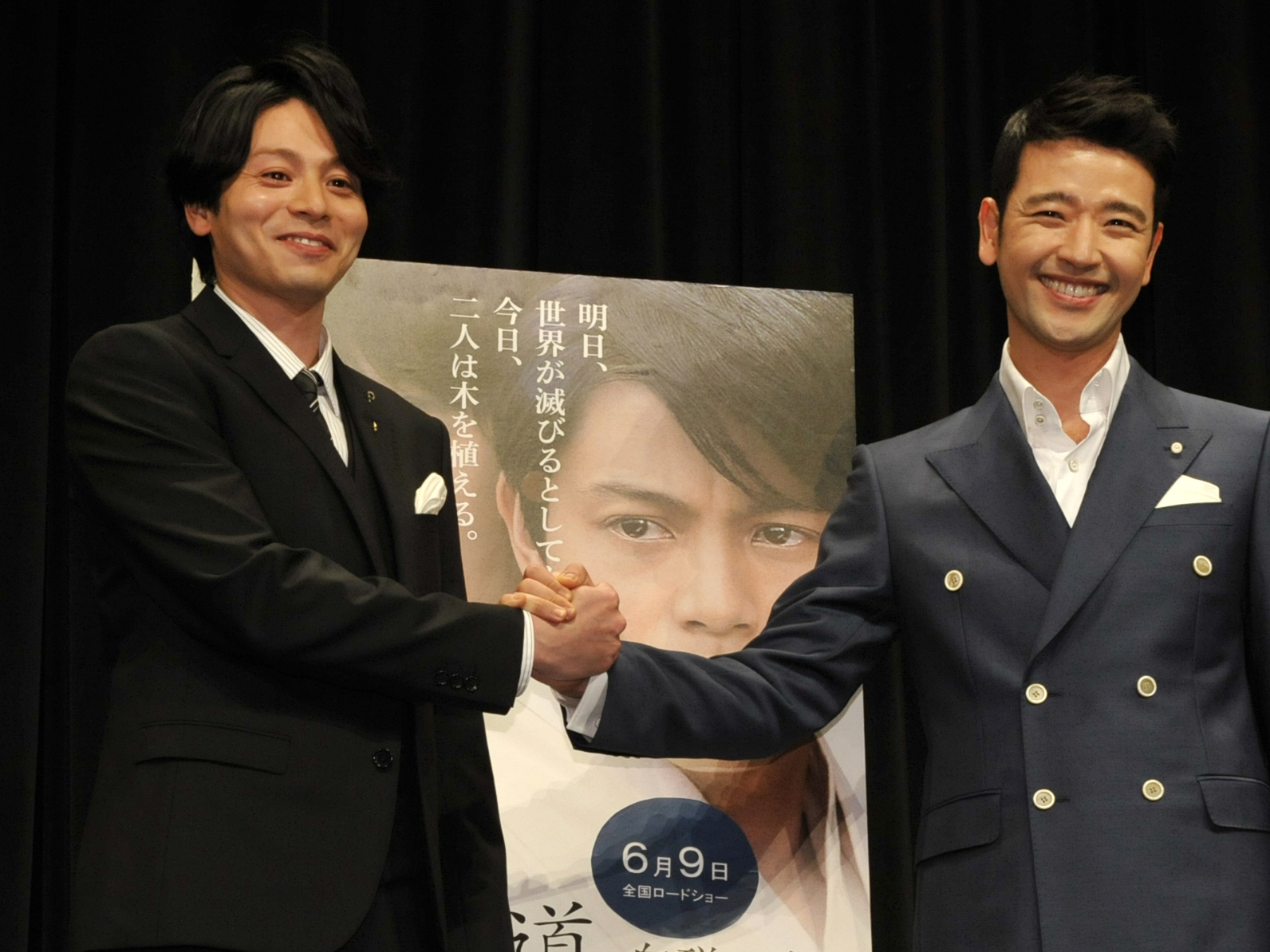 主演の吉沢悠さん（左）とペ・スビンさん（右）の舞台挨拶