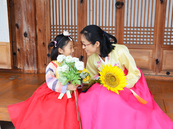 韓国文化のある日－ 夏休み、お母さんと一緒に韓服写真撮影