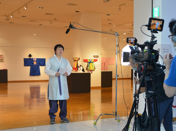 韓国文化院のスタッフが出演し、展示の内容を説明