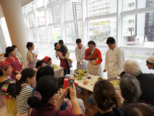 韓国料理作り体験プログラムの様子