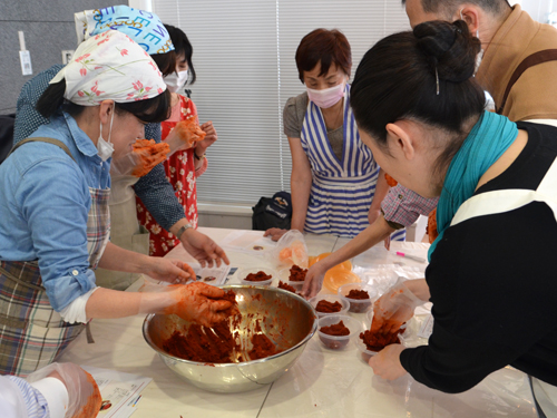 「コチュジャン（唐辛子味噌）」作り体験