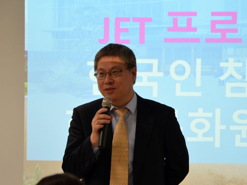 韓国文化院長の挨拶で皆さんを歓迎しました。