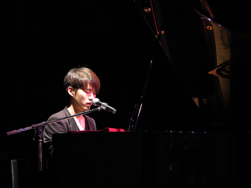 森山直太郎さんの曲「さくら」をピアノを弾きながら歌うチョウンさん