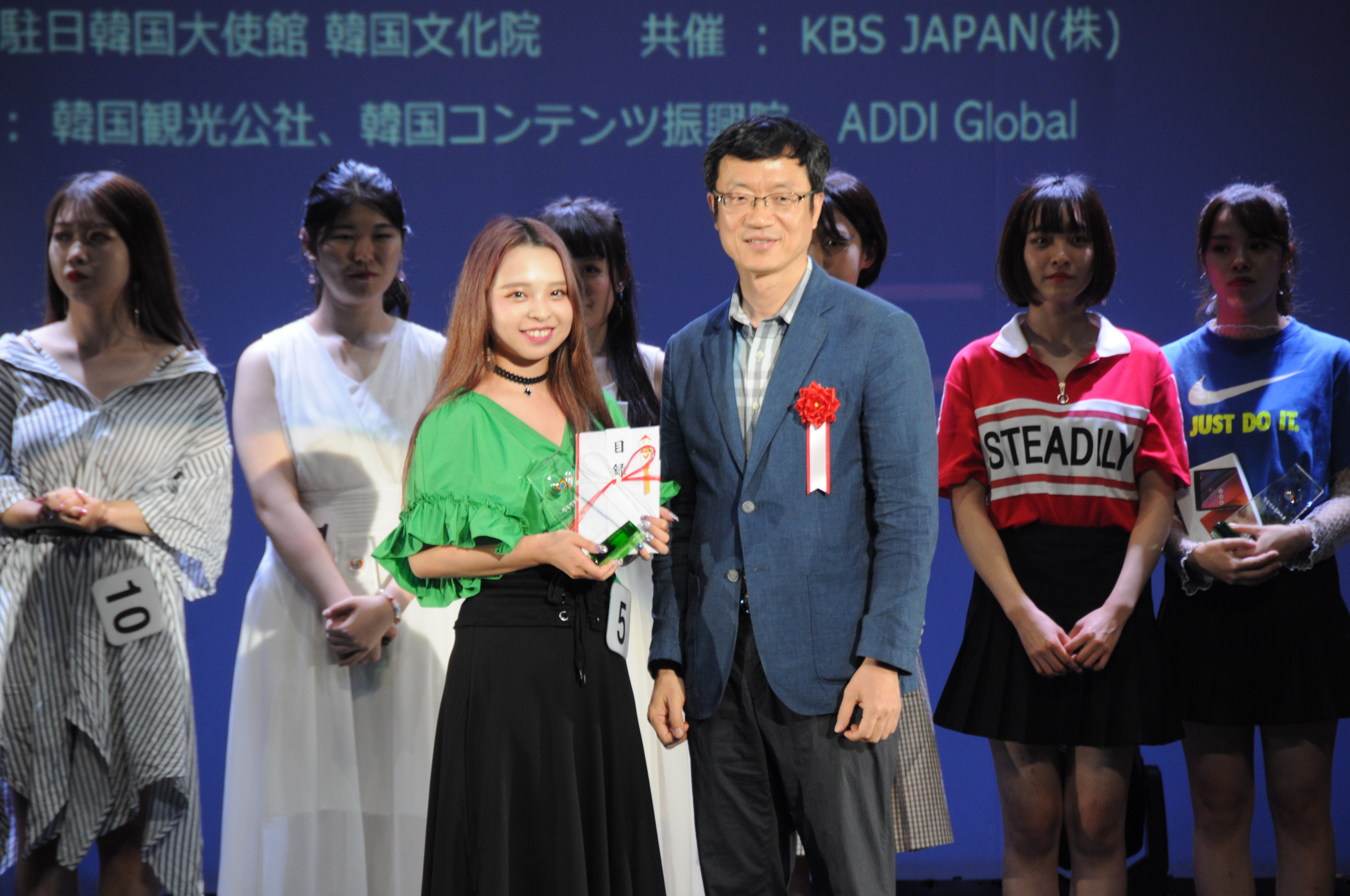 k-pop大賞の受賞者と韓国文化院長記念撮影