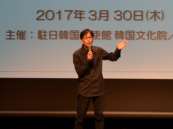 映画の製作動機を語るプロデューサーの伊藤茂利さん