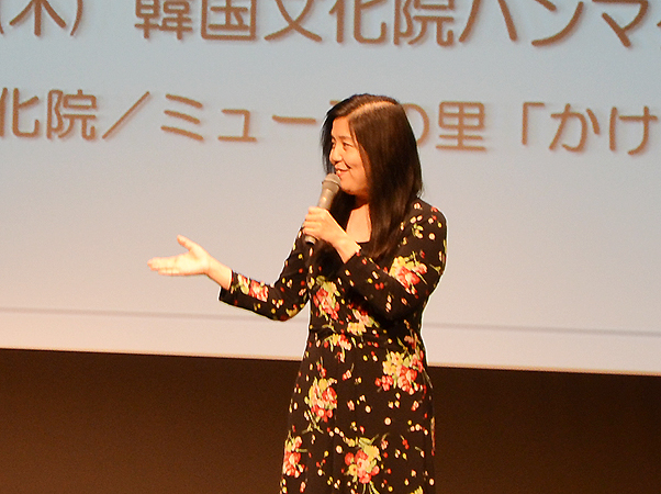 撮影のエピソードを紹介するプロデューサーの中村里美さん