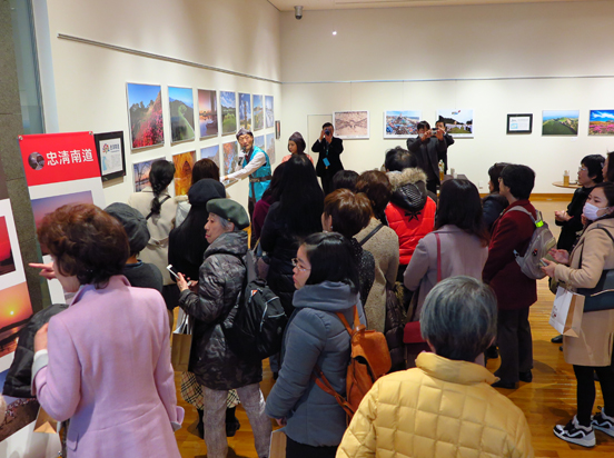 展示内覧会の風景