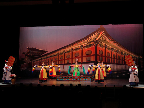 舞山香・牙拍舞－朝鮮純組28年（1828年）に創作された郷楽呈才（宮中舞踊）で、数少ない国王の前でのみ披露される独舞でした。この舞踊は「玳琩盤」と呼ばれる真四角な舞台です。