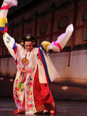 太平舞－京畿地方のシャーマンのリズムに合わせた様々な足の動きは他の舞踊では見ることのできない大変特徴のあるものです。