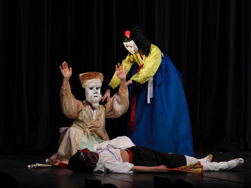 鳳山仮面劇－黄海道一帯に分布した仮面劇の一つで七科場の作品である「ミヤルハルミと令監舞」を披露しました。