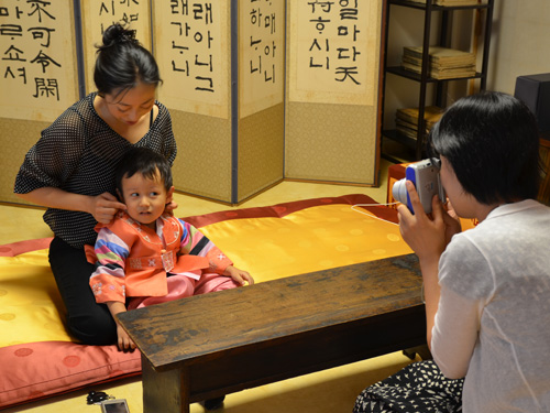 韓国の伝統衣装「ハンボク」を試着し、ポラロイドカメラで記念撮影を！