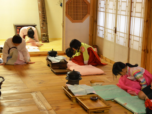 韓国の伝統礼儀作法体験教室－先ずは韓国式のおじぎの仕方から