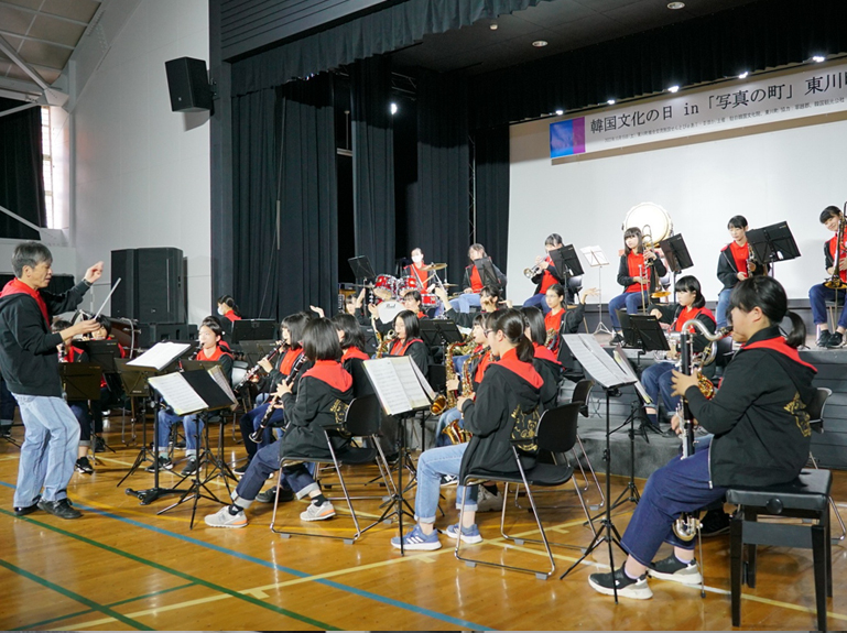 東川中学校吹奏楽部の祝賀公演。なんと「アリラン」と「Dynamite」のメドレーを披露