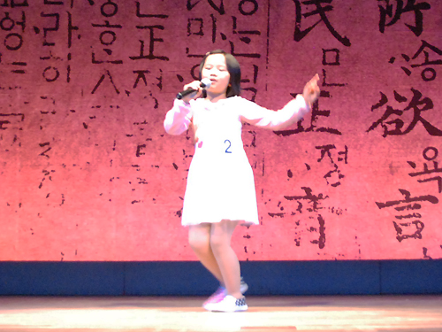 特別賞を受賞した6歳で民謡セタリョンを完璧に歌いこなした東亜樹さん。