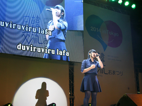 K-POPコンテスト2013大会で金賞を受賞した中村奏音さんの舞台