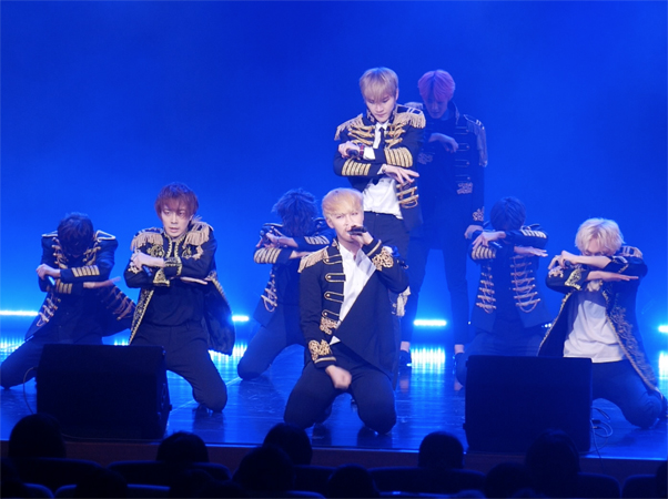 特別ゲストとして披露された10人組の男性グループ「エイピース」の公演