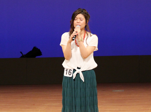 人気賞： 坂下麻紀子さん　※東方神起の 「ミッキ シルン ニヤギ」を披露
