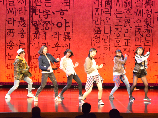 야치요쇼인 고등학고 동아리 허니문부팀이 펼치는 무대공연 