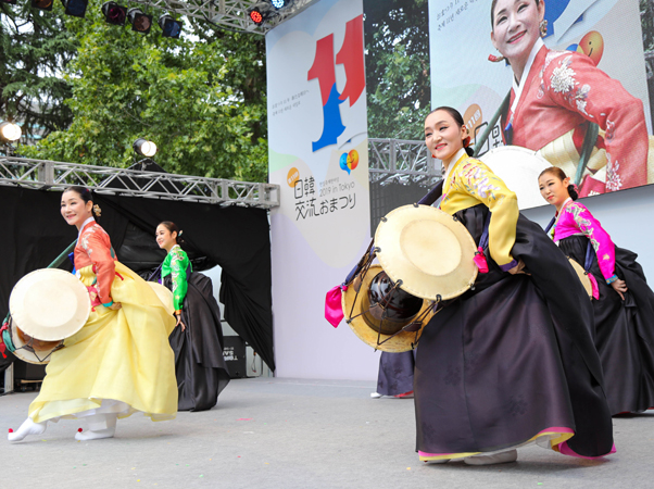 韓国伝統舞踊「IRUM金美福舞踊団」の舞台