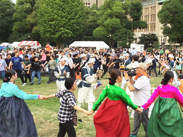 観客と一緒に踊る韓国の伝統舞踊「カンガンスルレ」