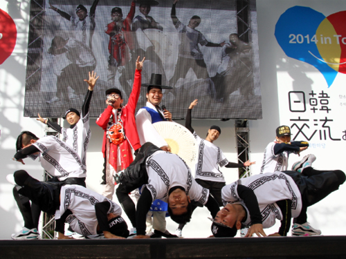 日韓交流ステージ：ブレイクダンスチーム「we got seoul」のステージ