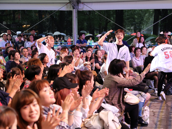 韓国と日本の舞台を楽しむ観客