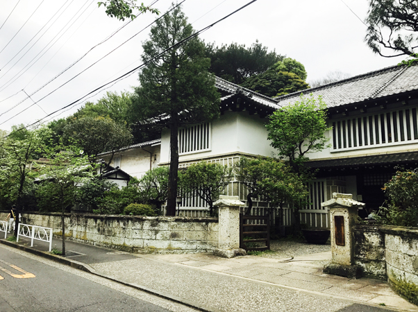 目黒区の静かな住宅街にある日本民芸館