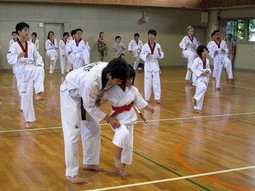 長崎市の体験教室：足蹴りのやり方を指導
