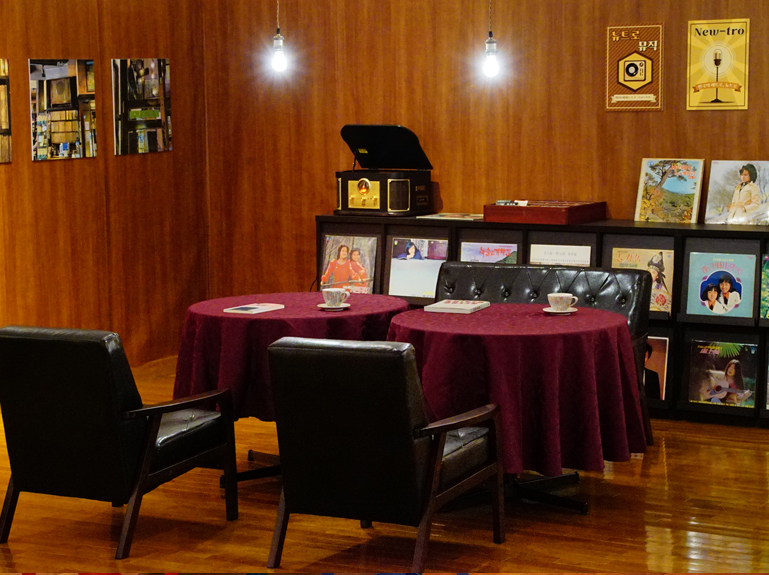 ソウル・大学路に現存する喫茶店「学林茶房」をモチーフに再現したレコード喫茶