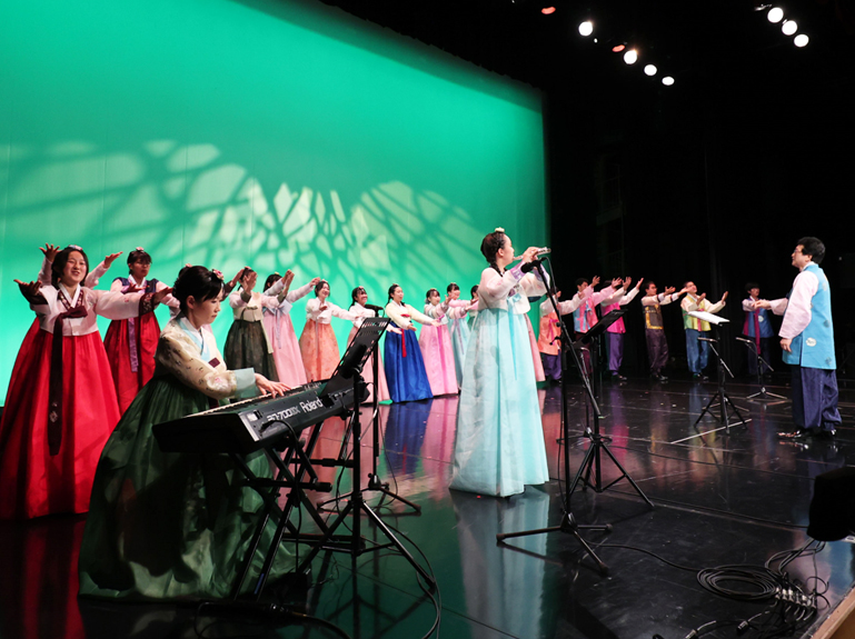 韓服を着た津田沼高校の学生たちによる韓国楽曲の合唱