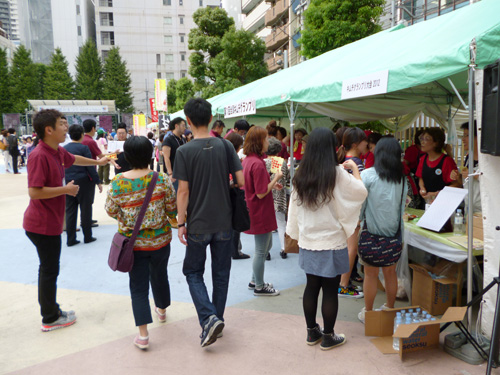 東日本大震災復元を願う意味として大久保公園の行事では東北のグルメブースも参加！