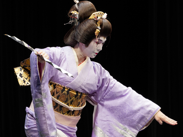 日本伝統舞踊の舞台