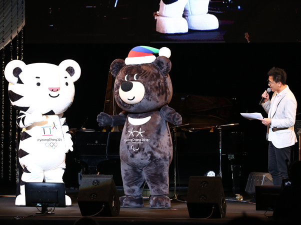 平昌オリンピックのマスコット「スホランと」とパラリンピックのマスコット「パンダビ」
