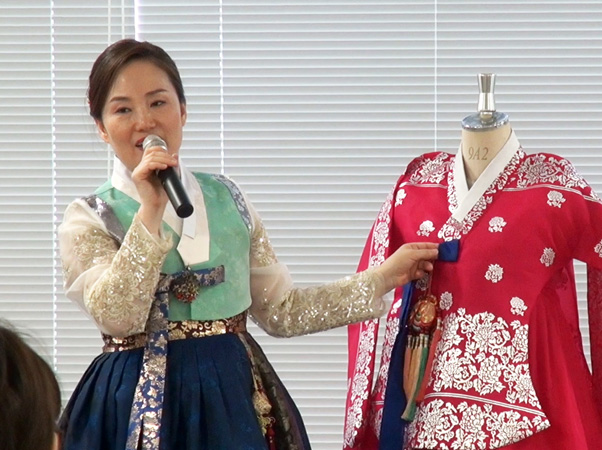 韓服普及協会の代表理事の韓服デザイナー李香順さんによる韓服の説明