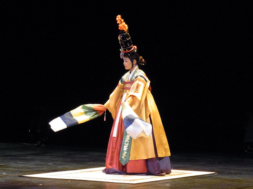 華麗な衣装と節制された動きで優雅さが目立った宮中舞踊「チュネンジョン」