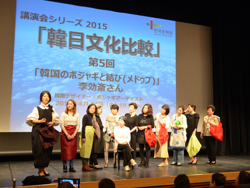 講演会の様子ー舞台パフォーマンス