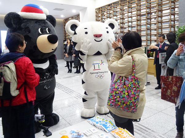 スホラン、パンダビと一緒に記念撮影